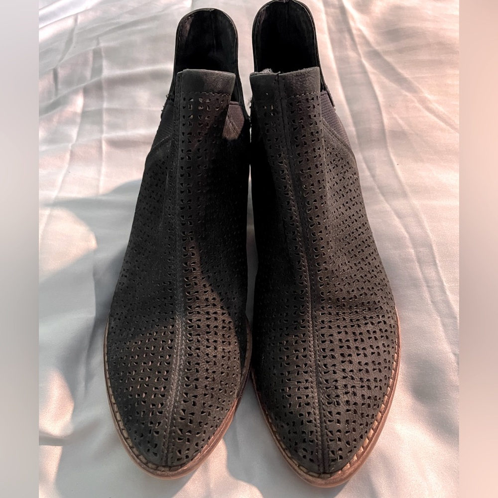 Vince Camuto black booties size 5